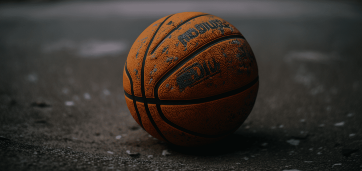 Баскетбольный мяч на асфальте